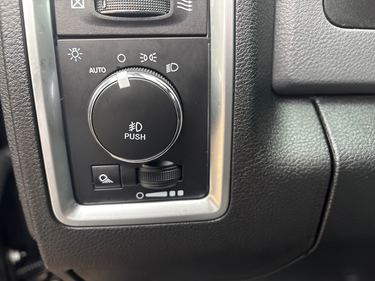 2018 Ram 1500 SLT photo 9