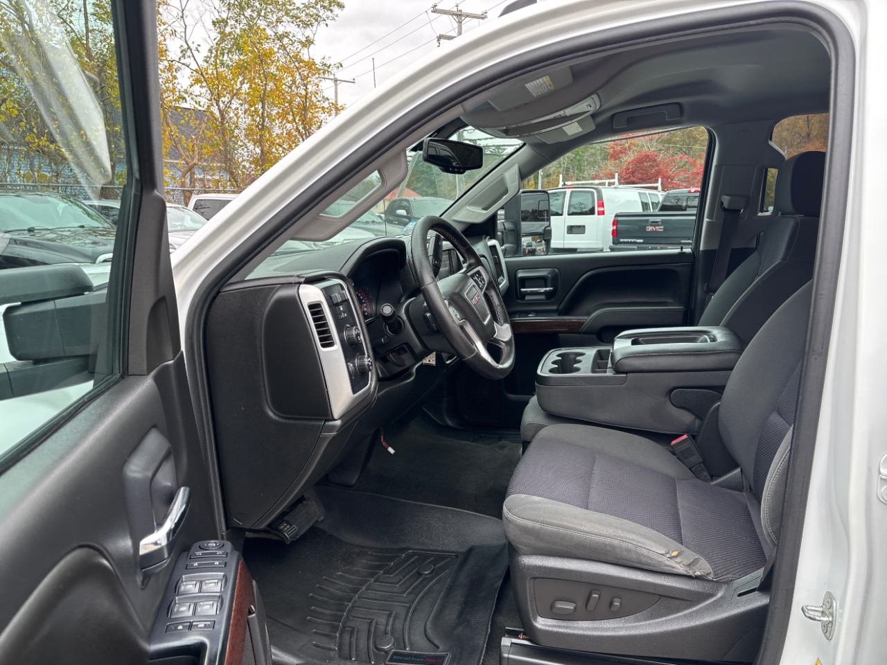 GMC Sierra 2500HD SLE Crew Cab 4WD 2015 GMC Sierra 2500HD SLE Crew Cab 4WD 2015