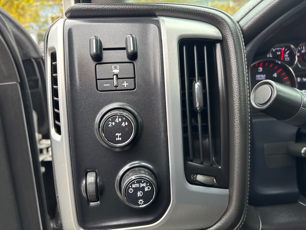 GMC Sierra 2500HD SLE Crew Cab 4WD 2015 GMC Sierra 2500HD SLE Crew Cab 4WD 2015