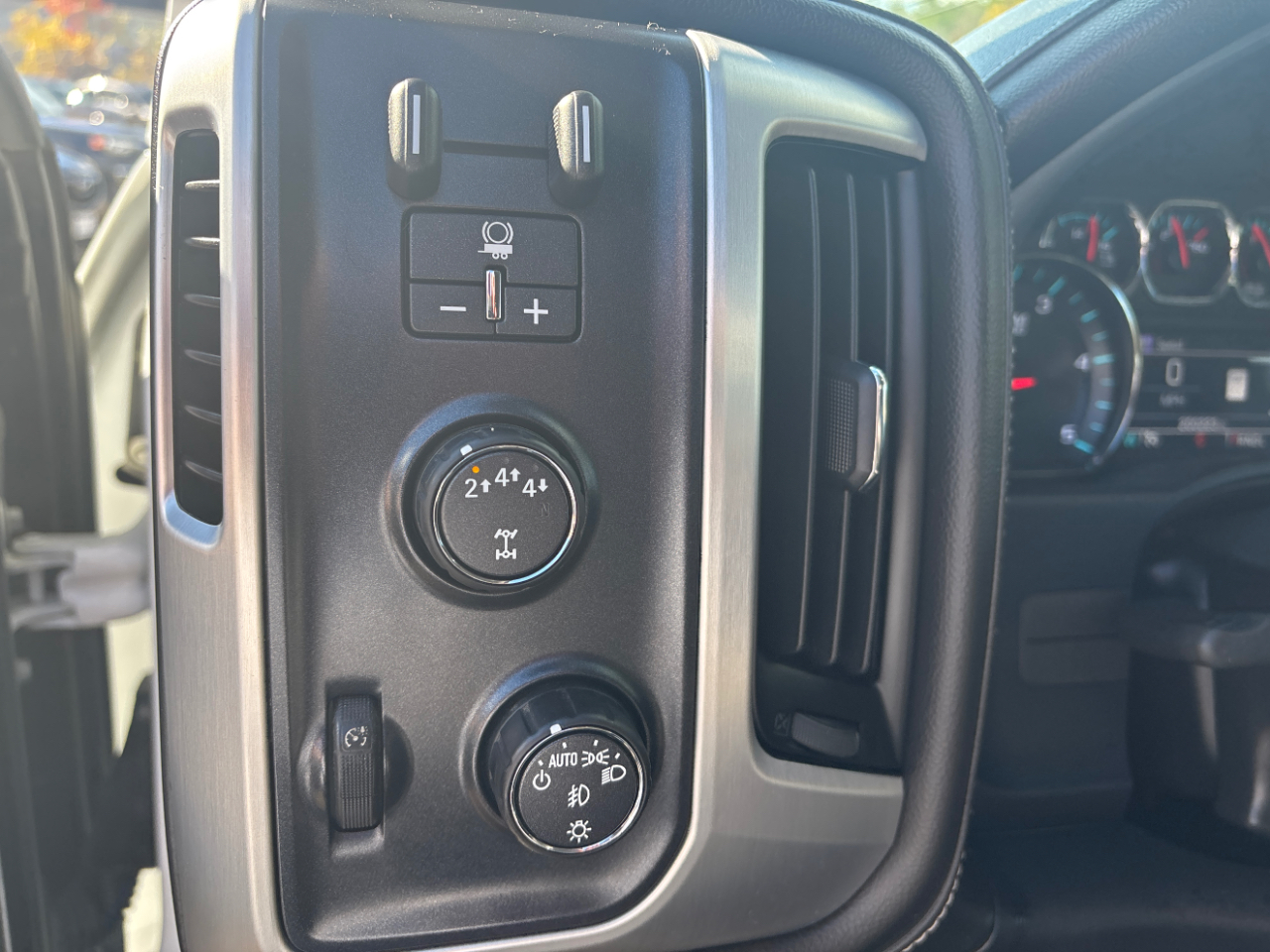 GMC Sierra 3500HD SLT Crew Cab 4WD 2018 GMC Sierra 3500HD SLT Crew Cab 4WD 2018