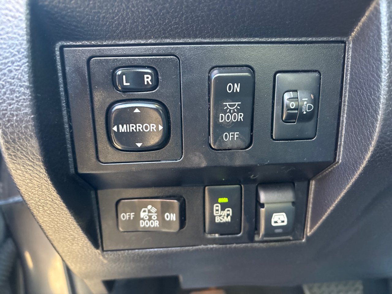 Toyota Tundra Limited 5.7L CrewMax 4WD 2016