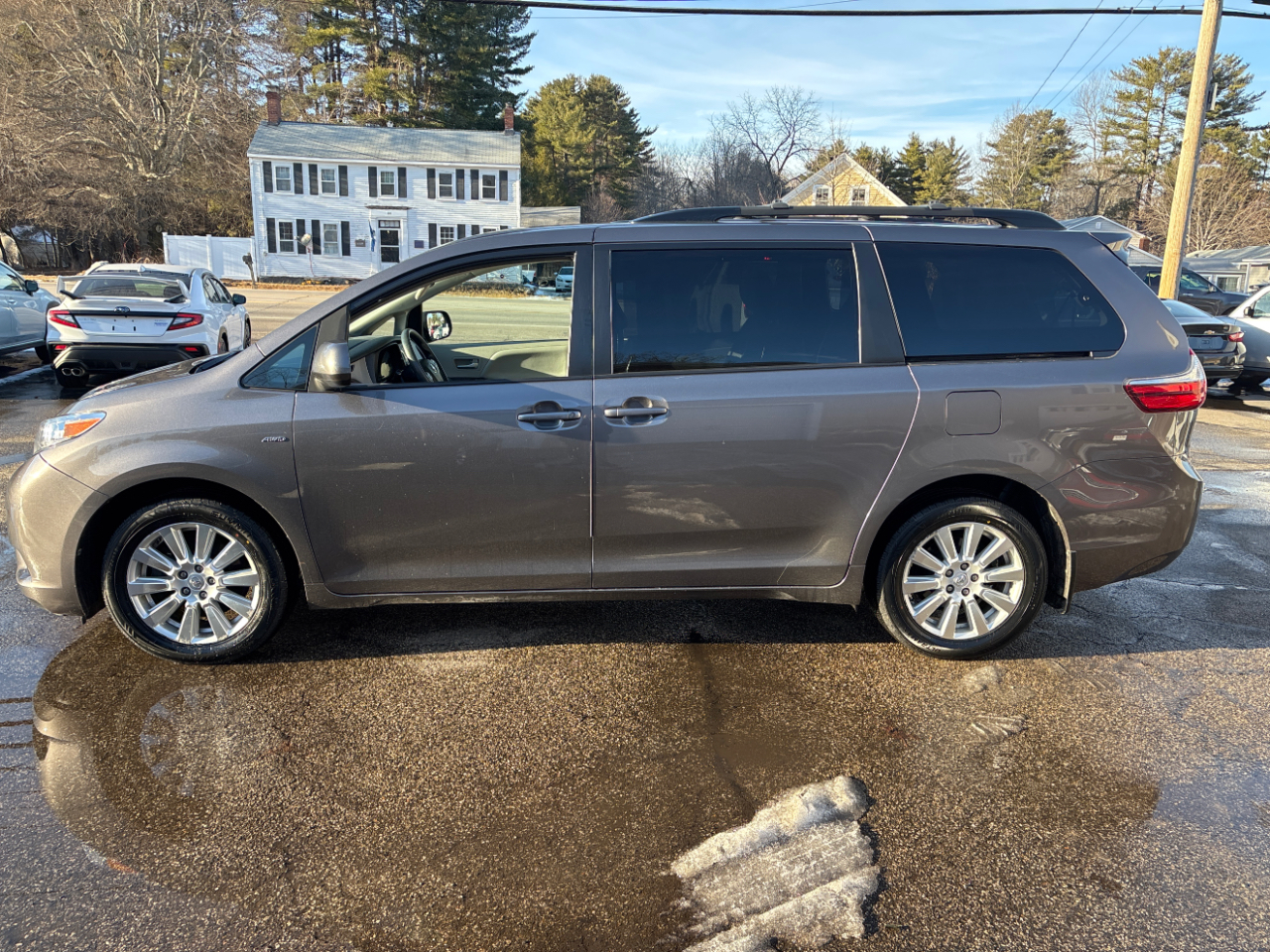 Toyota Sienna LE 7-Passenger AWD 2017