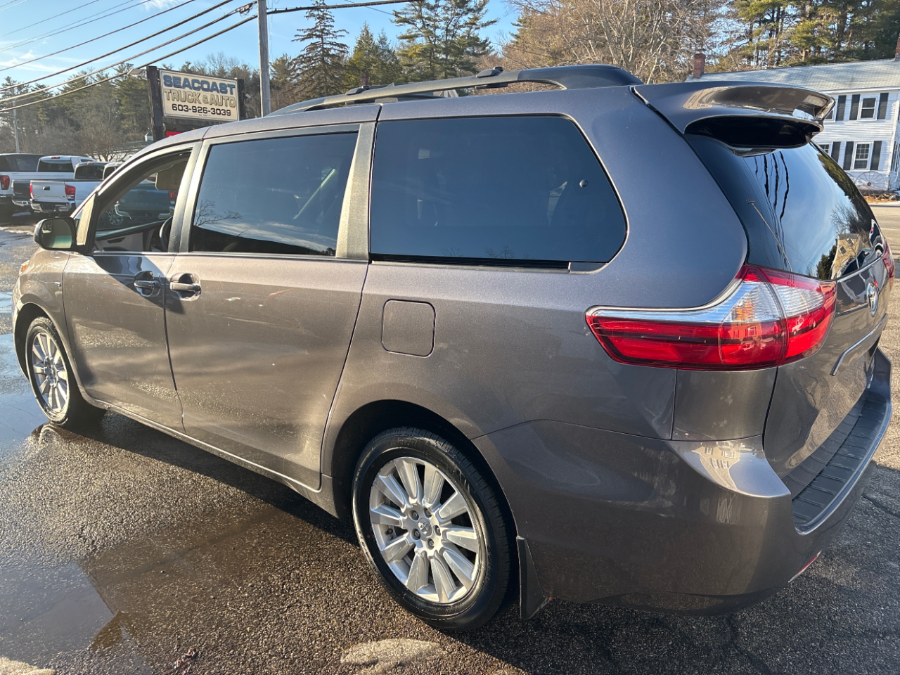 Toyota Sienna LE 7-Passenger AWD 2017