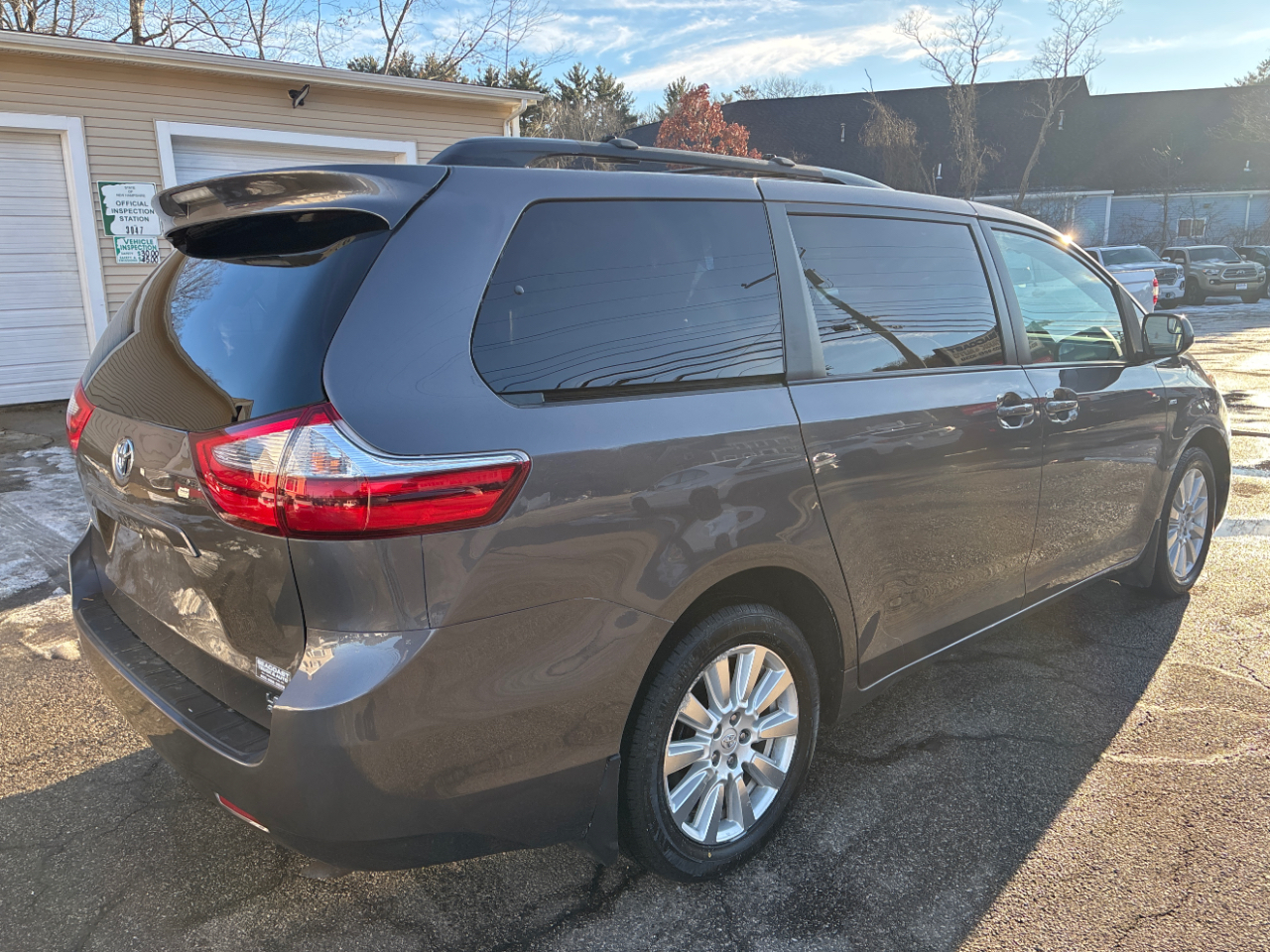 Toyota Sienna LE 7-Passenger AWD 2017
