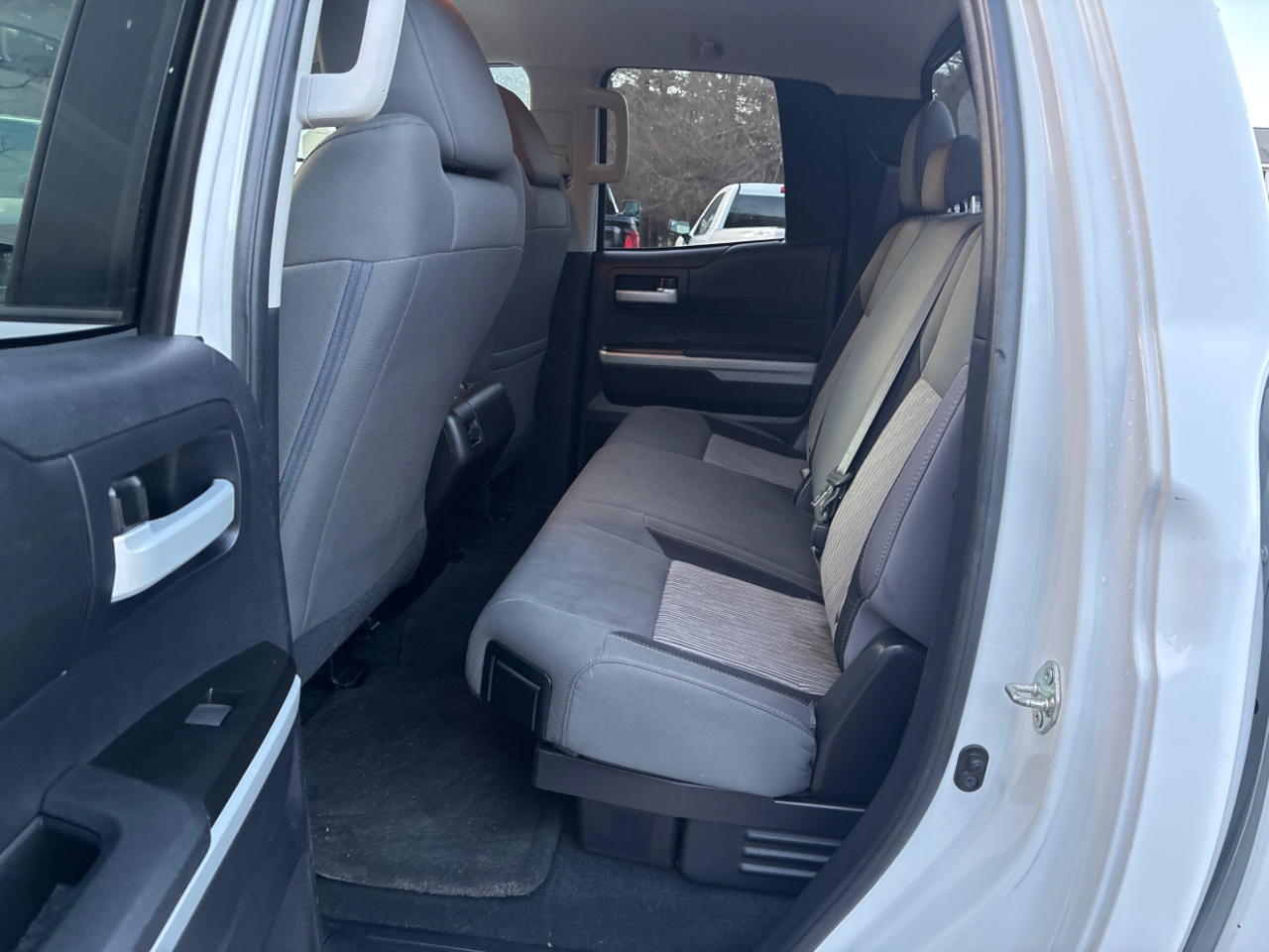 Toyota Tundra SR5 5.7L V8 Double Cab 4WD 2016