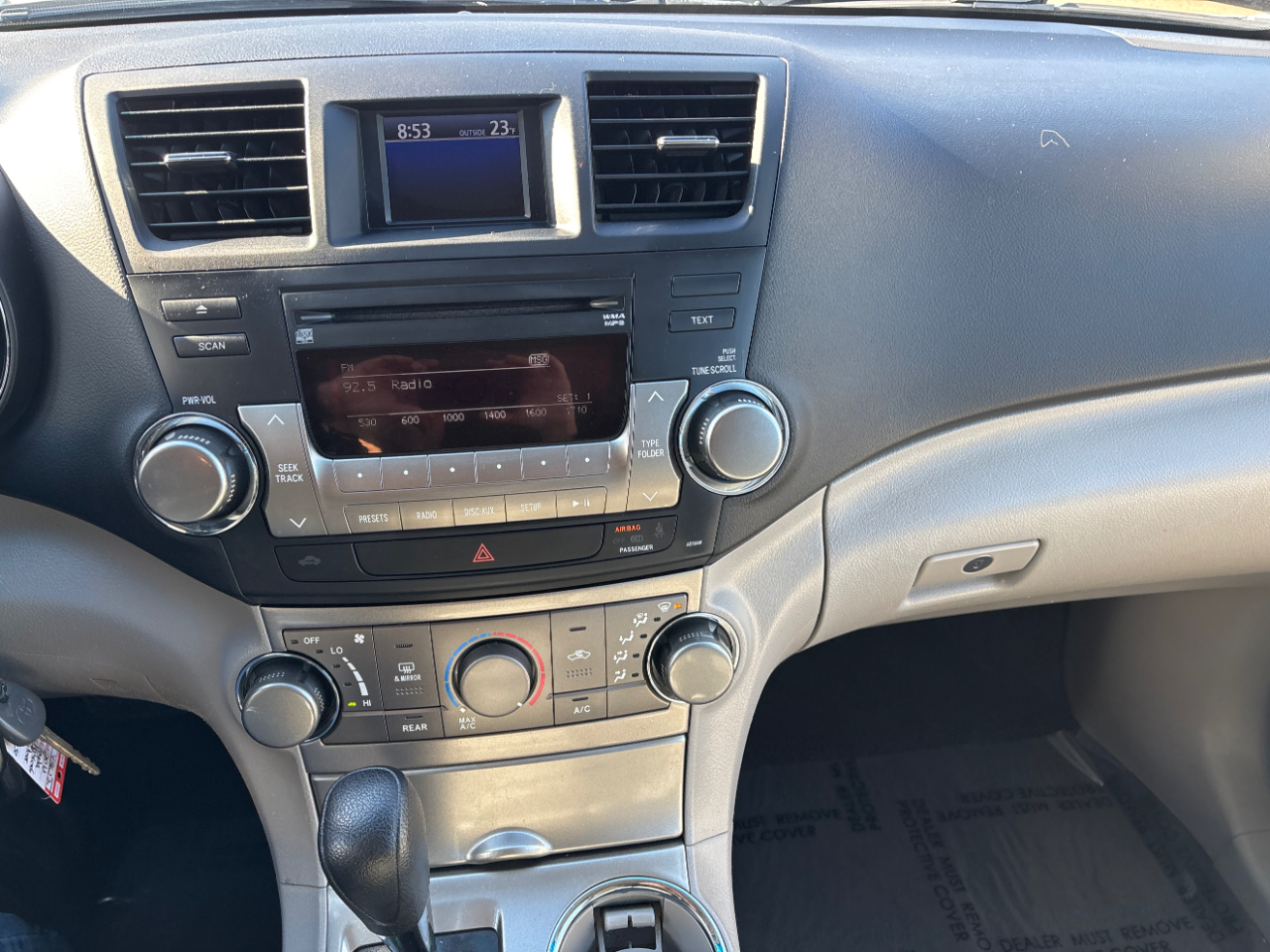 Toyota Highlander Base 4WD 2012