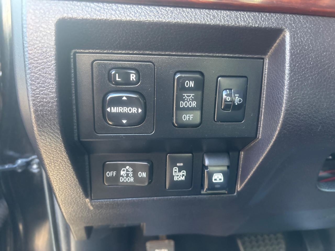 Toyota Tundra Limited 5.7L CrewMax 4WD 2016