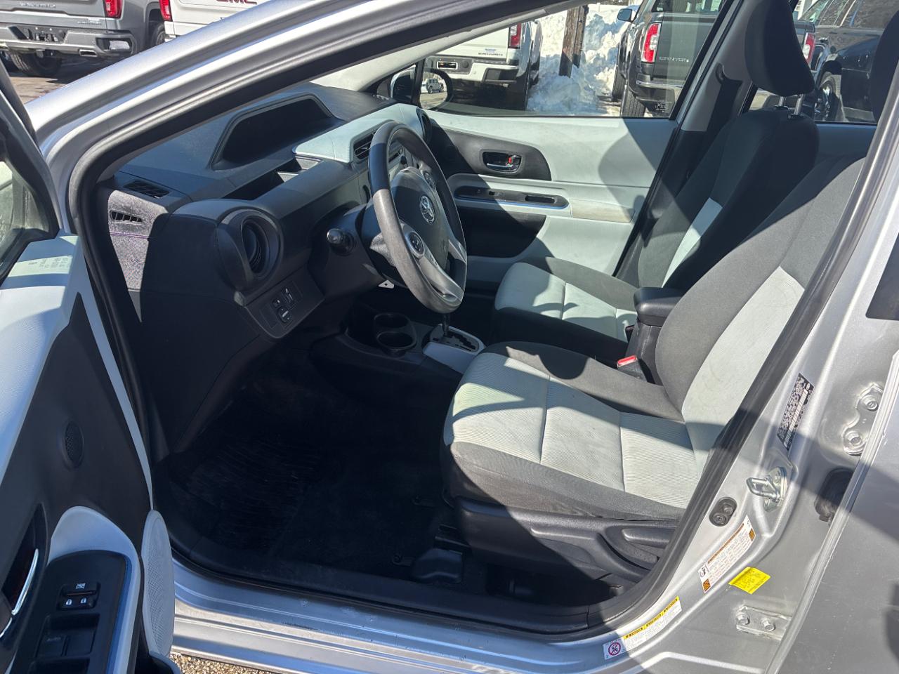 Toyota Prius c One 2012