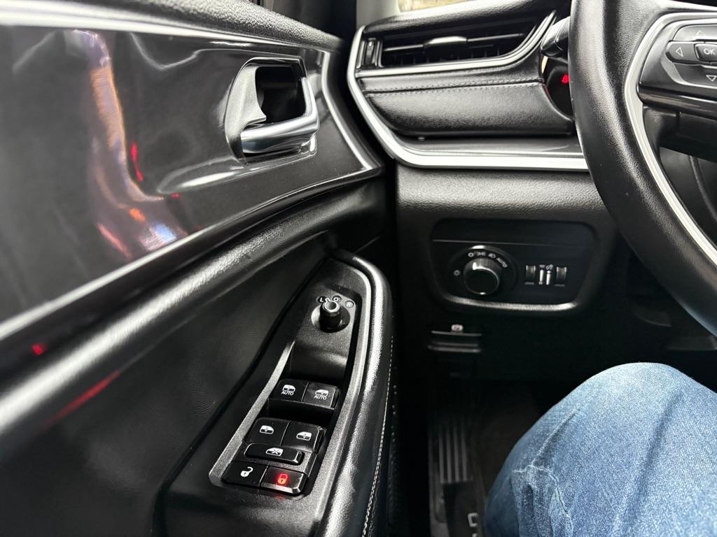 Jeep Grand Cherokee L Laredo 4WD 2022