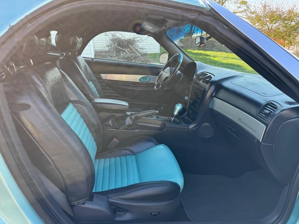 Ford Thunderbird Deluxe 2002