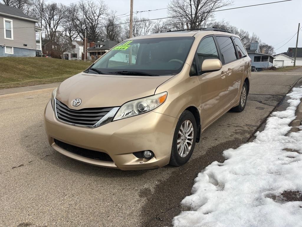 Toyota Sienna XLE 8-Pass V6 2011