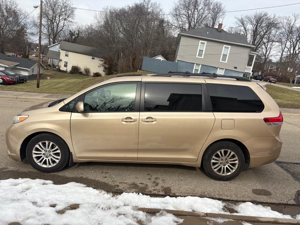 Toyota Sienna XLE 8-Pass V6 2011