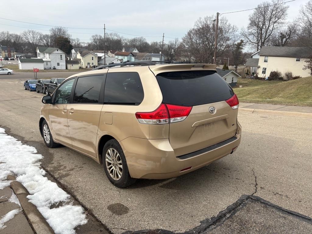 Toyota Sienna XLE 8-Pass V6 2011