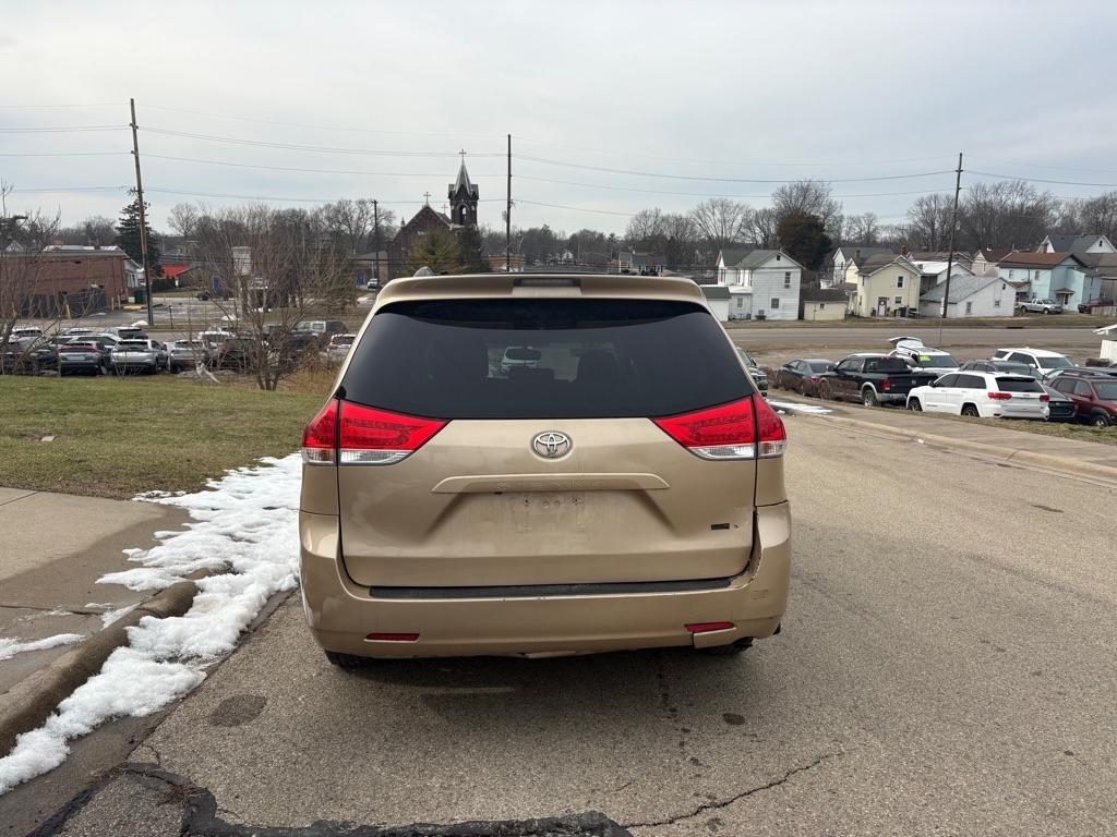 Toyota Sienna XLE 8-Pass V6 2011