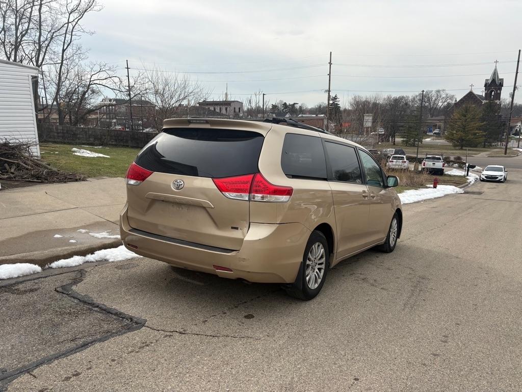 Toyota Sienna XLE 8-Pass V6 2011