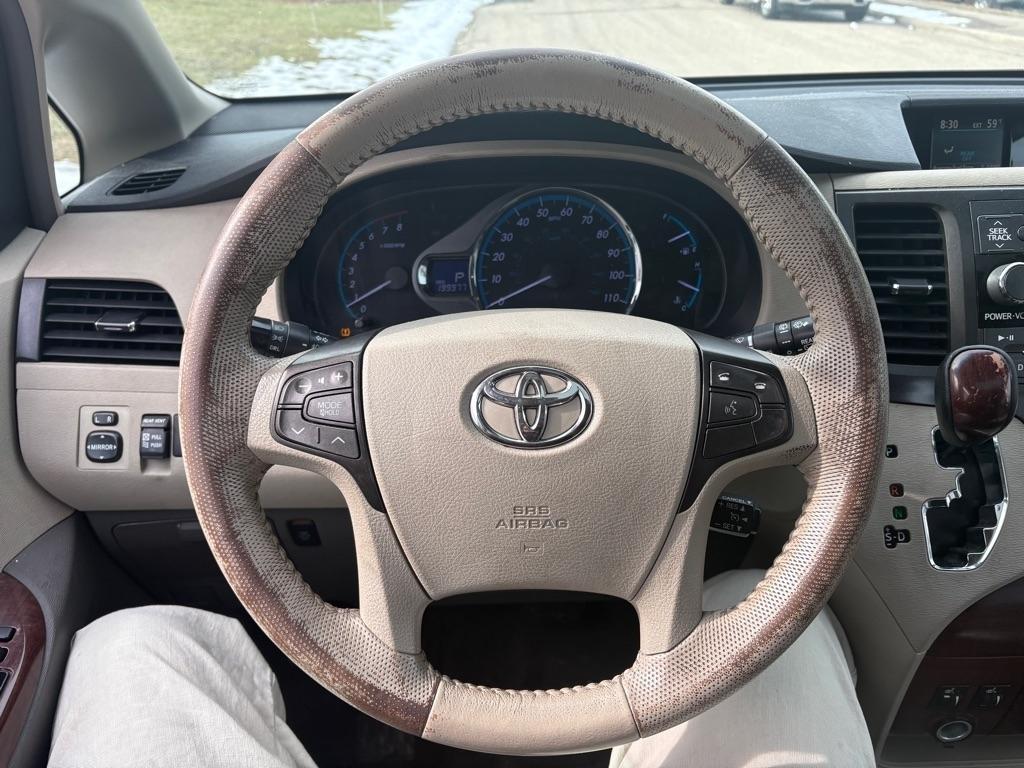 Toyota Sienna XLE 8-Pass V6 2011