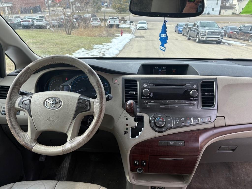 Toyota Sienna XLE 8-Pass V6 2011