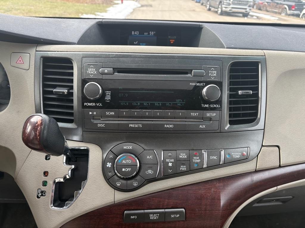 Toyota Sienna XLE 8-Pass V6 2011