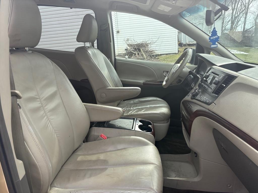Toyota Sienna XLE 8-Pass V6 2011