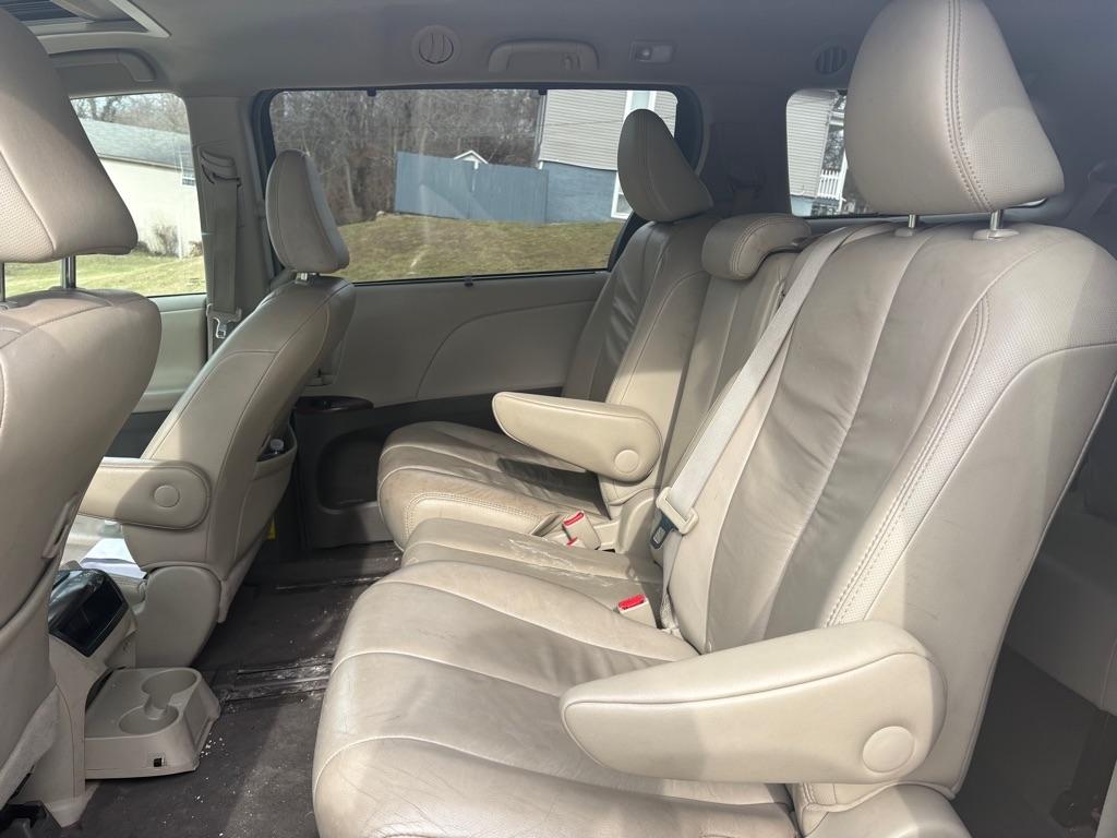 Toyota Sienna XLE 8-Pass V6 2011