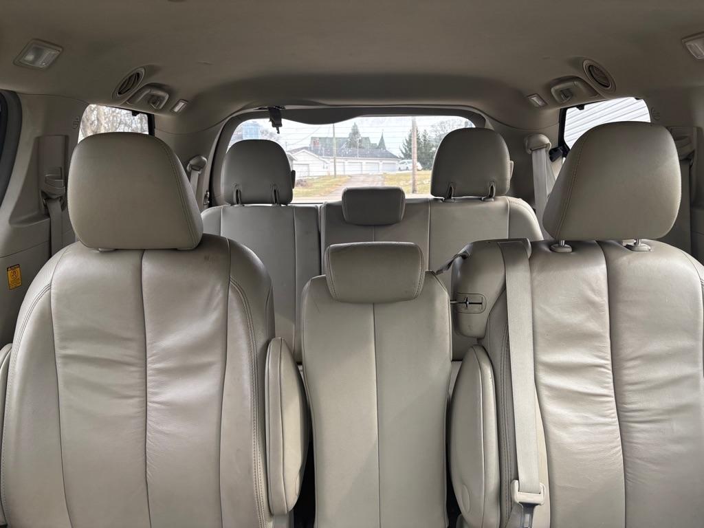 Toyota Sienna XLE 8-Pass V6 2011