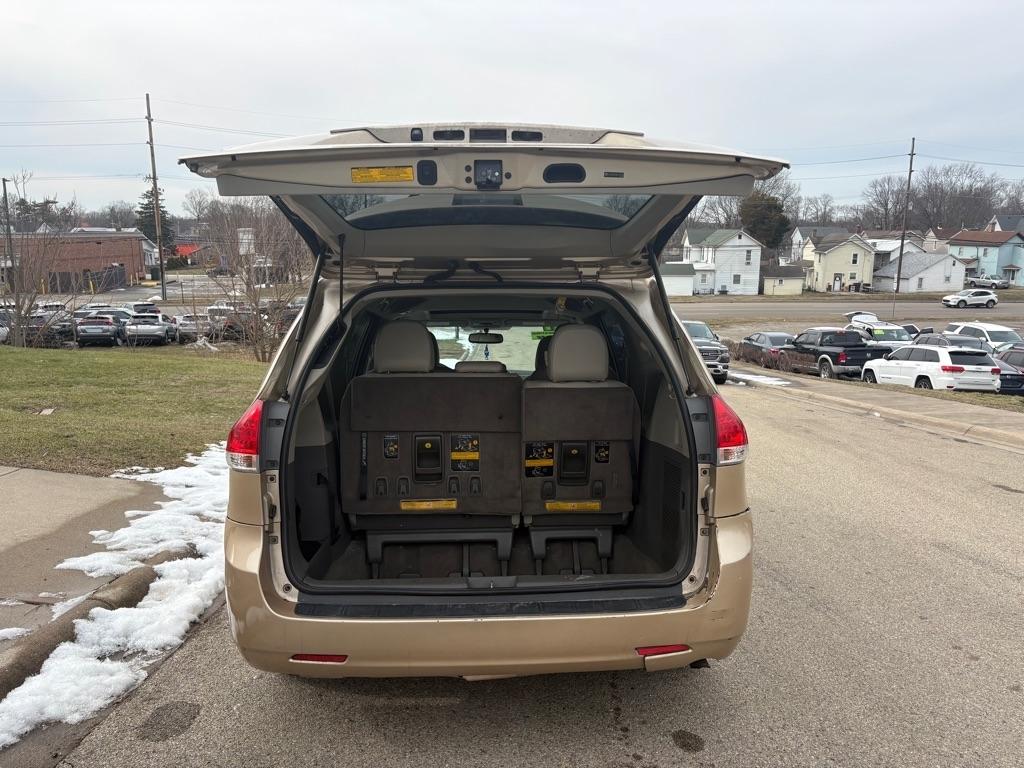 Toyota Sienna XLE 8-Pass V6 2011