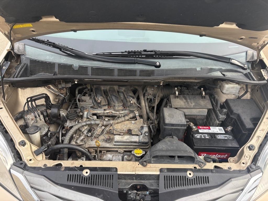 Toyota Sienna XLE 8-Pass V6 2011