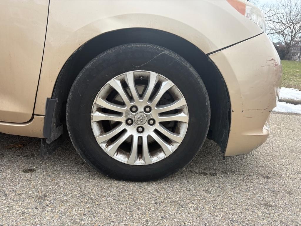 Toyota Sienna XLE 8-Pass V6 2011