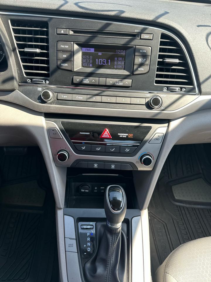 Hyundai Elantra SE 6AT 2017