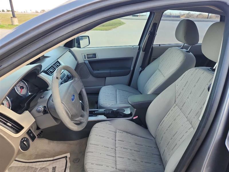 Ford Focus SE Sedan 2010