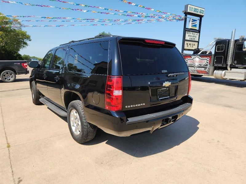Chevrolet Suburban LT 1500 2WD 2011