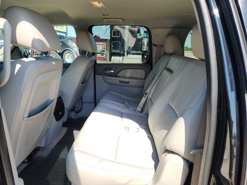 Chevrolet Suburban LT 1500 2WD 2011