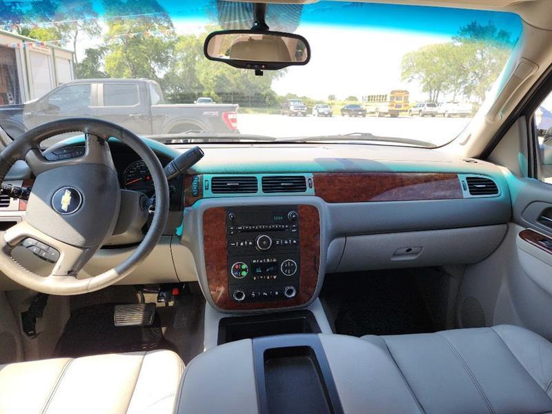 Chevrolet Suburban LT 1500 2WD 2011