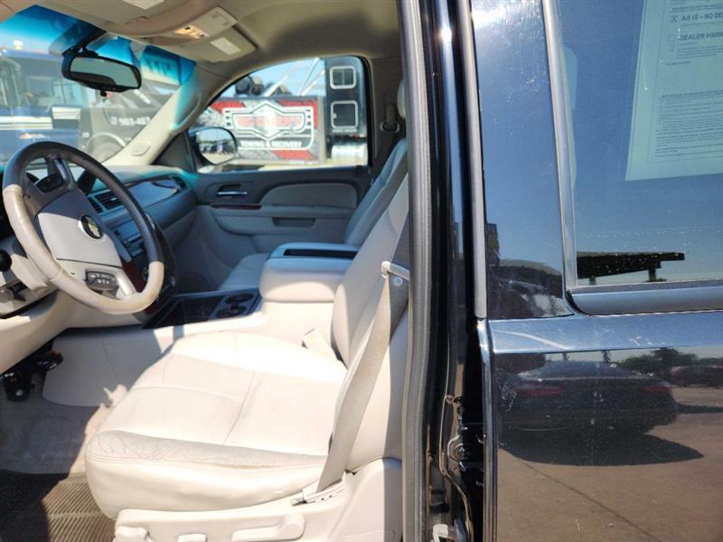 Chevrolet Suburban LT 1500 2WD 2011