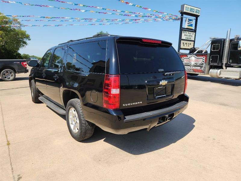 Chevrolet Suburban LT 1500 2WD 2011