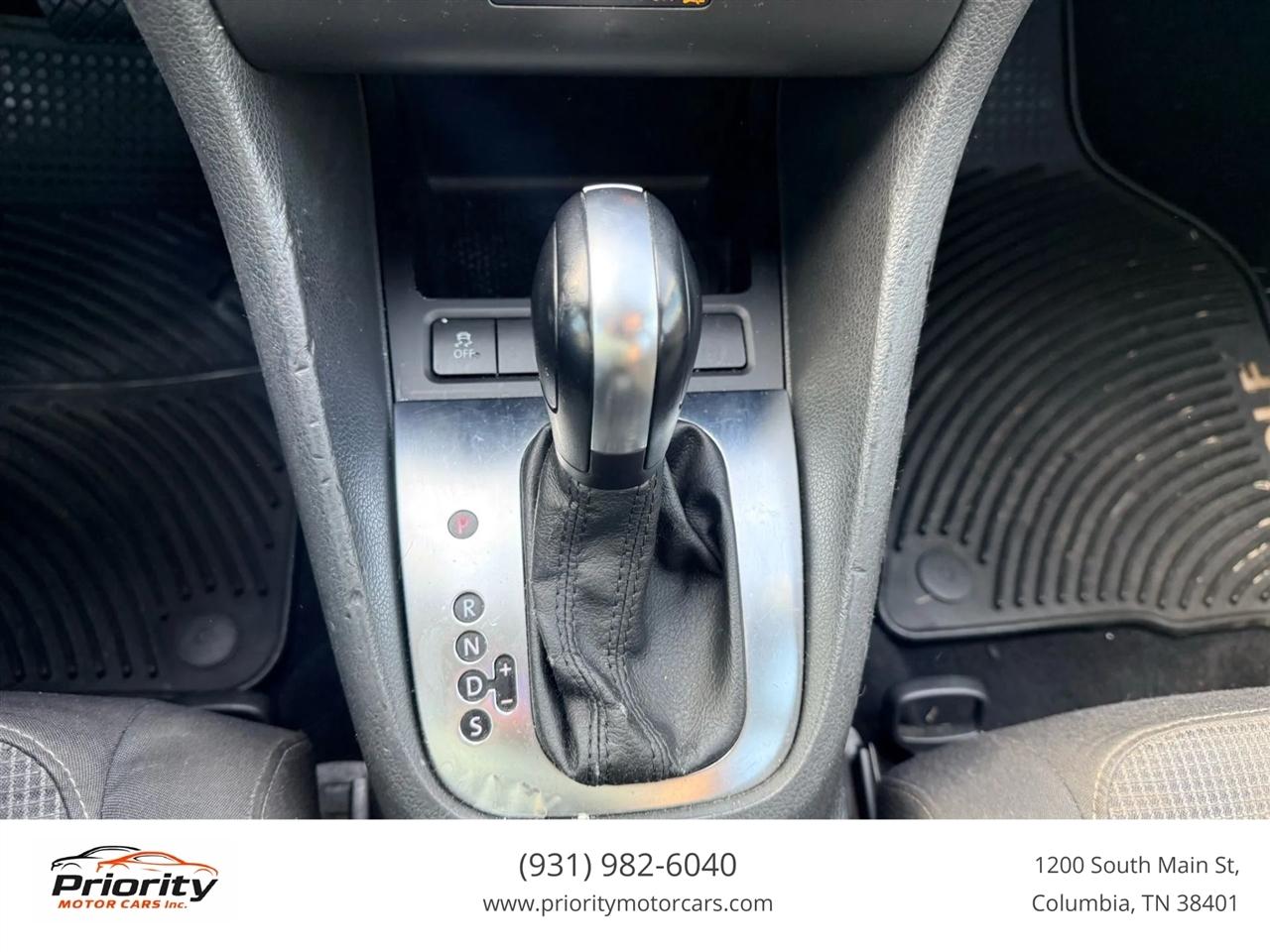 Volkswagen Golf 2.5L 4-Door 2011