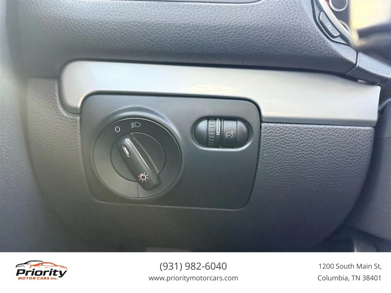 Volkswagen Golf 2.5L 4-Door 2011