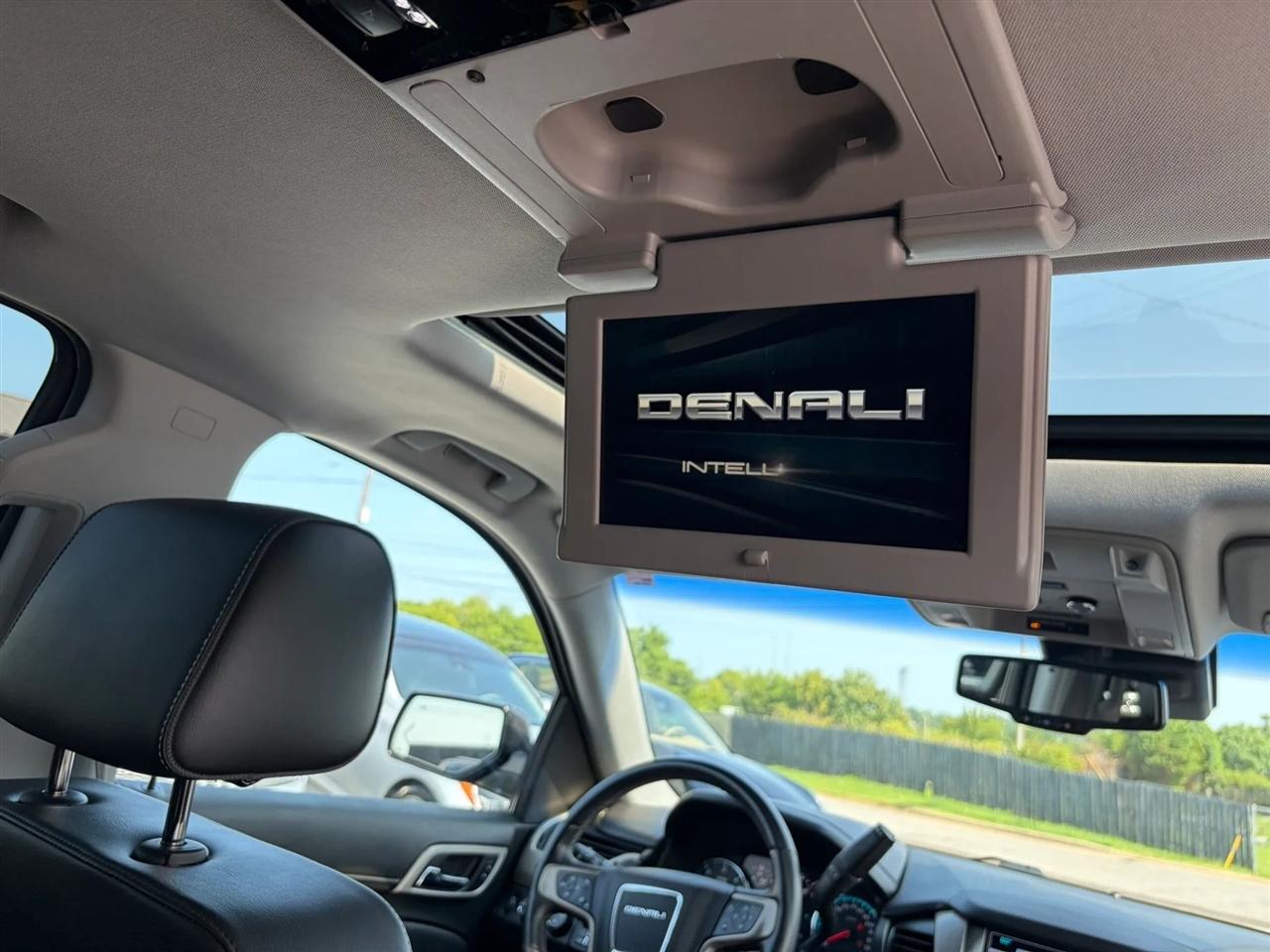 GMC Yukon Denali 4WD 2017