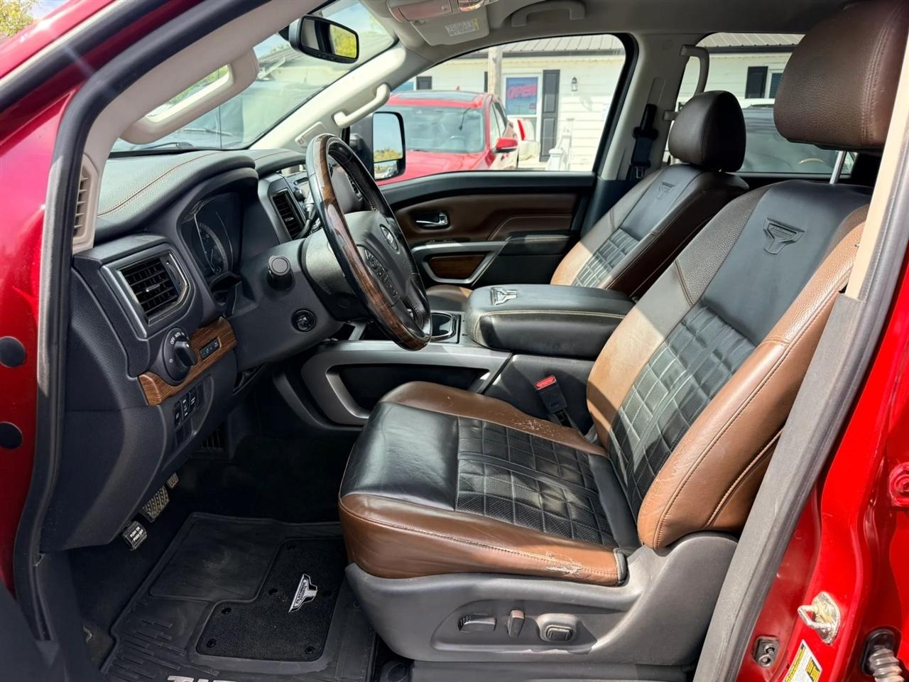 Nissan Titan photo 16