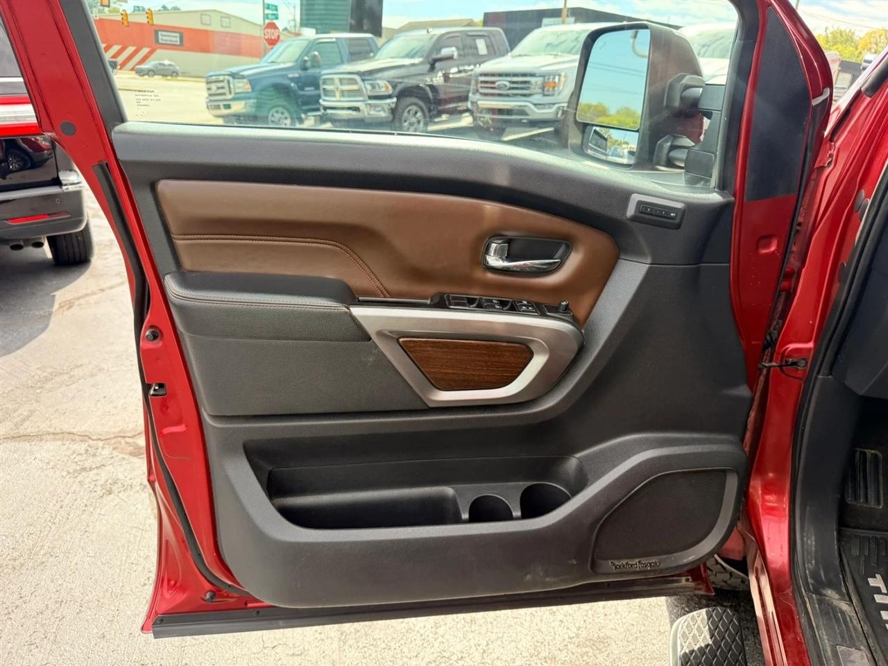 Nissan Titan photo 18