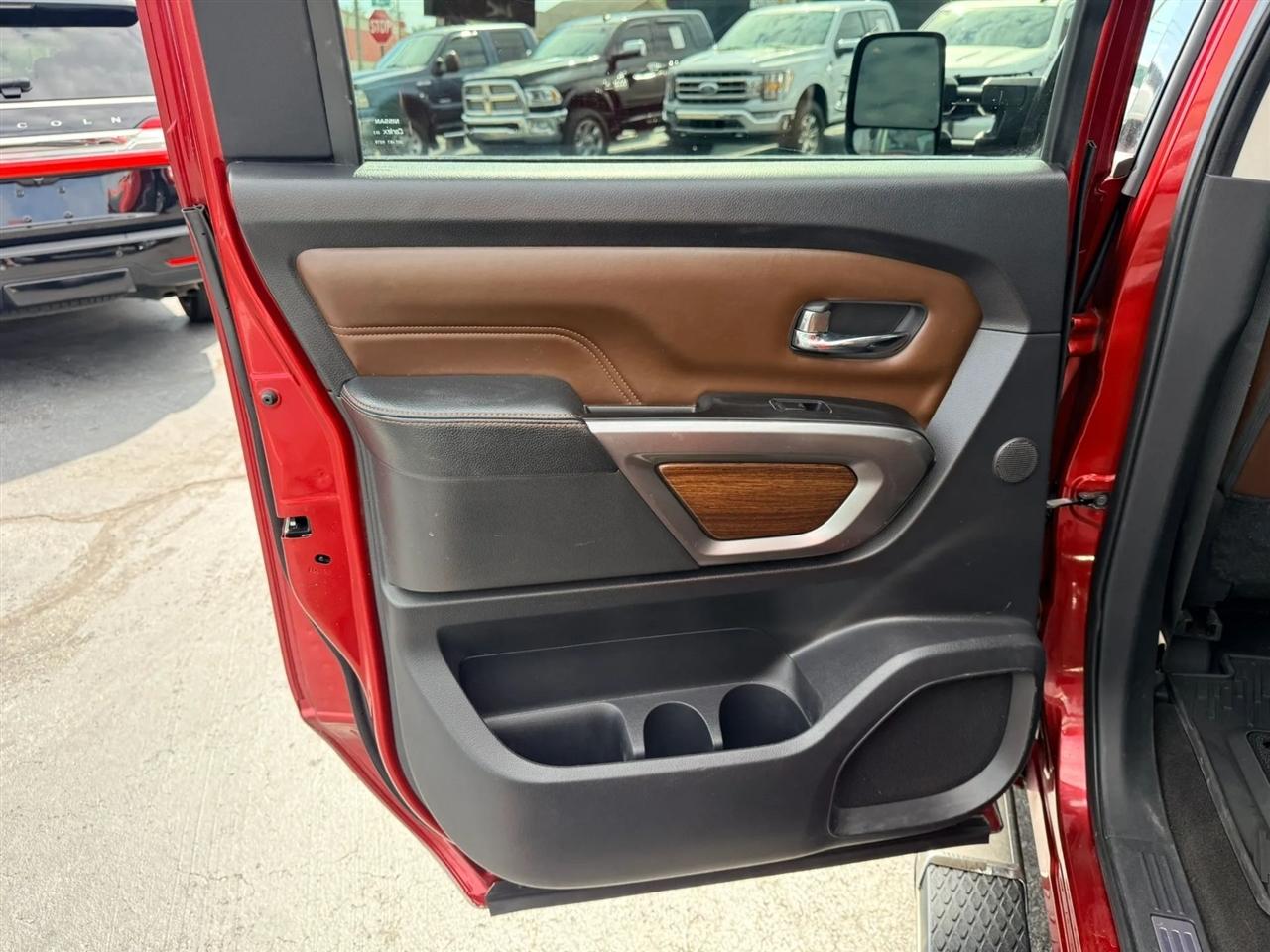 Nissan Titan photo 21