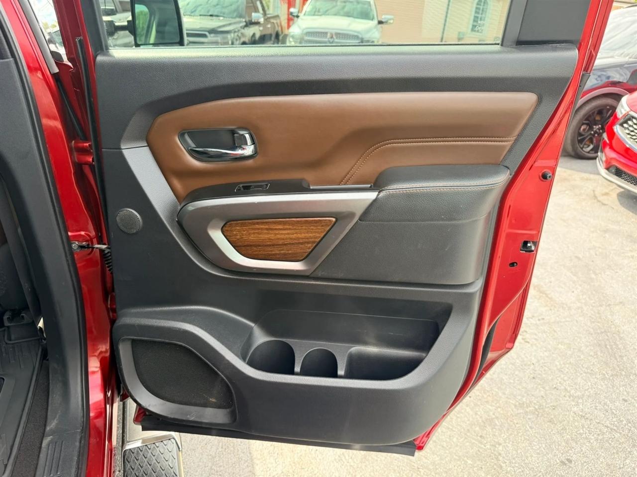 Nissan Titan photo 25