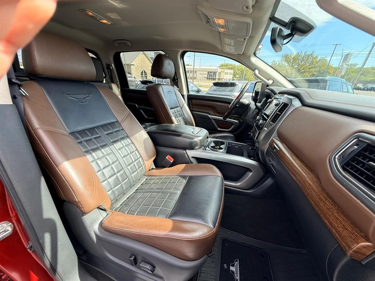 Nissan Titan photo 28
