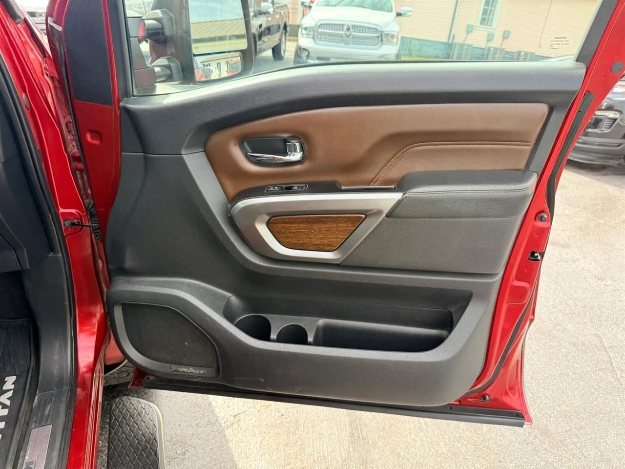 Nissan Titan photo 29