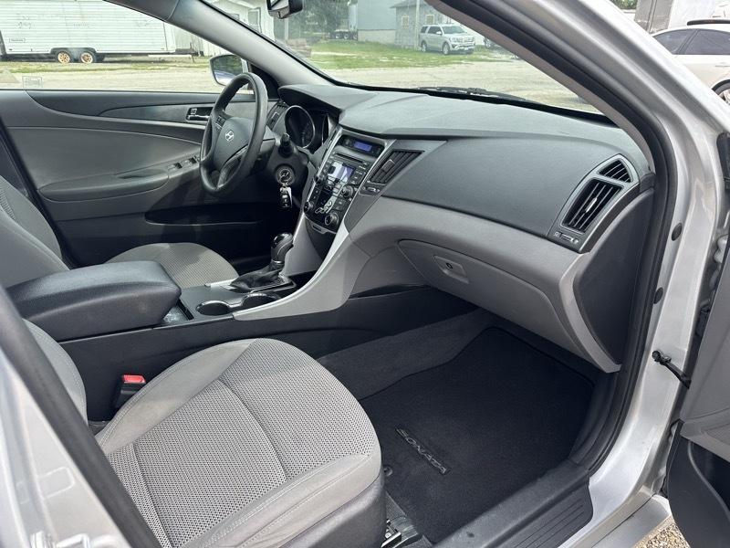 Hyundai Sonata SE 2.4L 2012