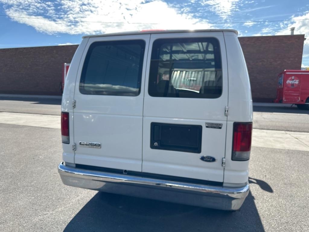 Ford Econoline E-250 2008