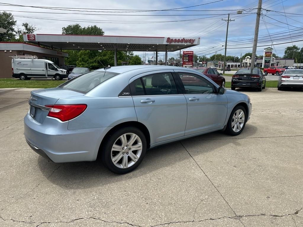 Chrysler 200  2012