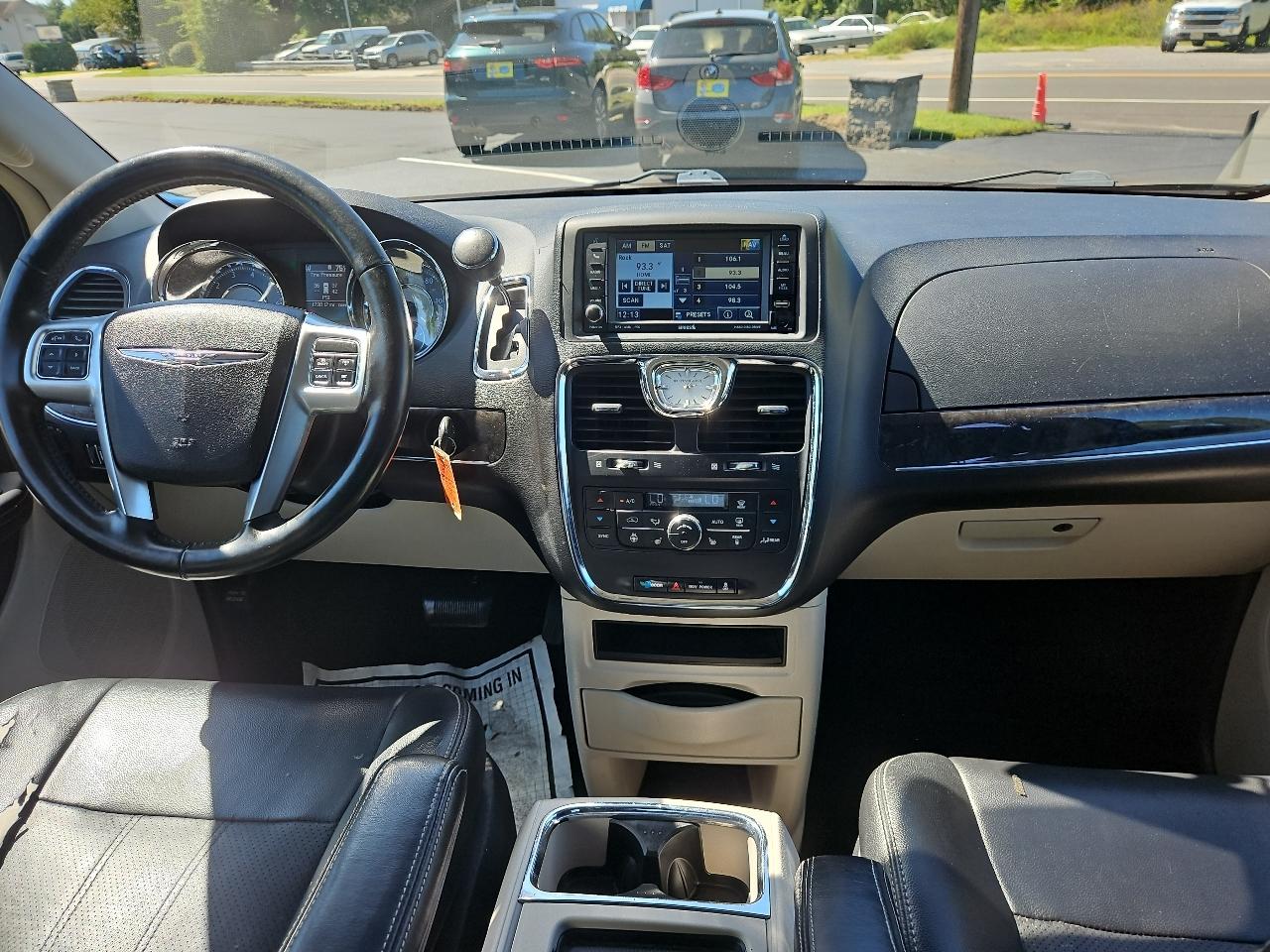 Chrysler Town & Country Touring-L 2011