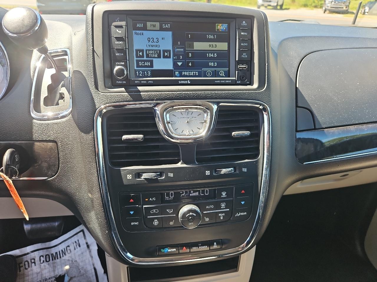 Chrysler Town & Country Touring-L 2011