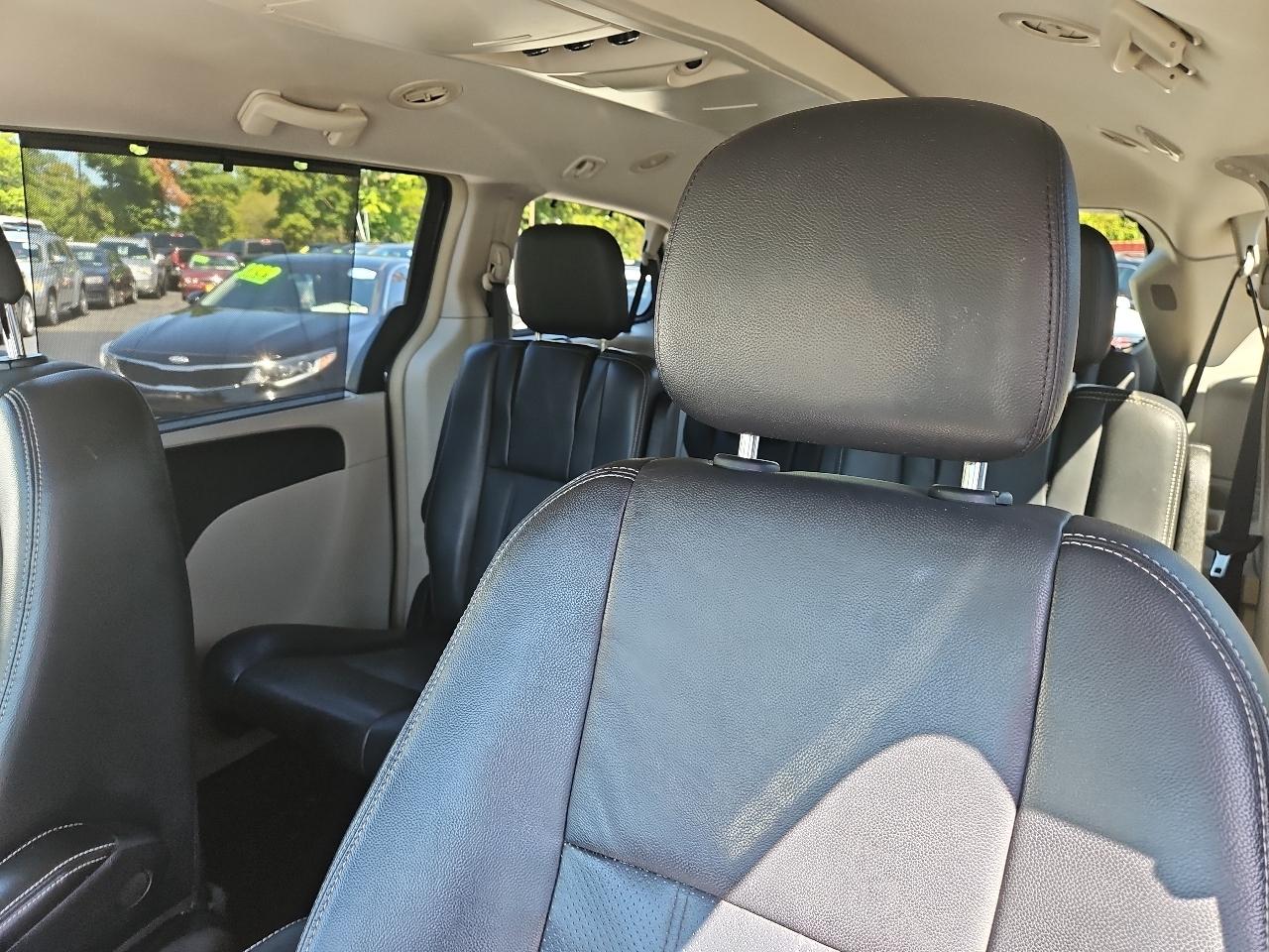 Chrysler Town & Country Touring-L 2011